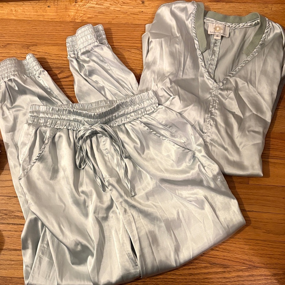 Elegant Women's Satin Pajama Set in Silverish Green